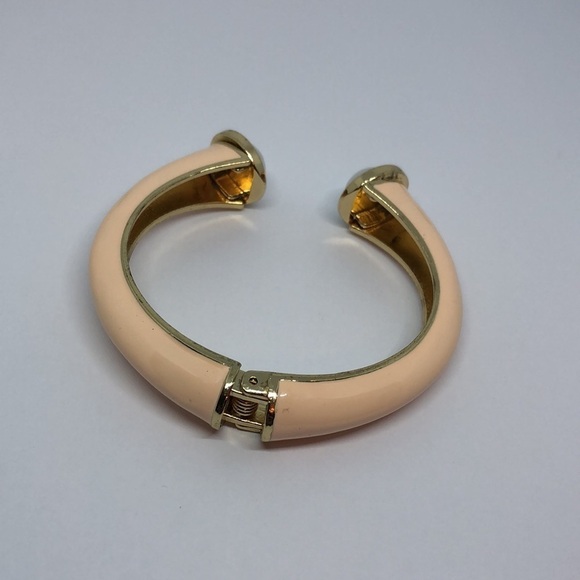 𝅺Vintage enamel faux pearls cuff hinge bracelet costume jewelry designer look. - Picture 3 of 4